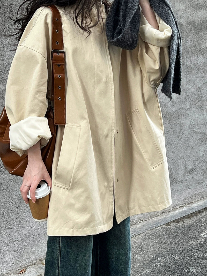 高級感と品質のシルエット、立襟、ミニマルデザイン オーバーサイズ コート