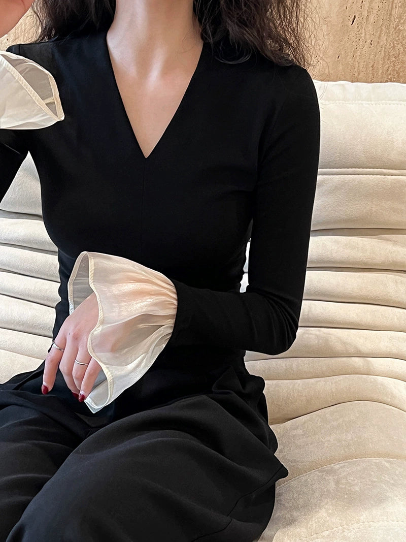 VネックニットTシャツに、喇叭袖をパッチでつけた打底衫
