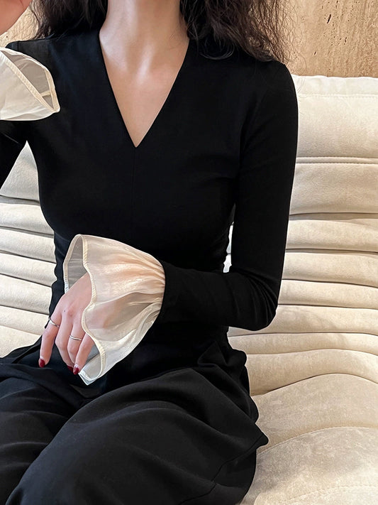 VネックニットTシャツに、喇叭袖をパッチでつけた打底衫
